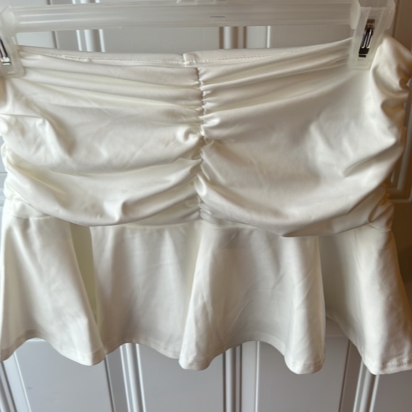 WHITE SKIRT - Picture 2 of 2